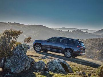 Đúng như tên gọi, Grand Cherokee L là phiên bản kéo dài so với Grand Cherokee.