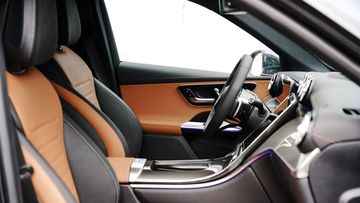 Giữa hàng ghế trước Mercedes-Benz GLC 2023 cũng tích hợp bệ tỳ tay rất tiện dụng