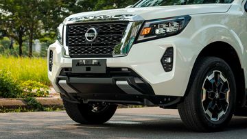 Nissan Navara 2024 vẫn sử dụng thiết kế nắp capo vuốt ngang với các đường dập nổi