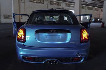 
                           Đèn hậu với thiết kế Union Jack
