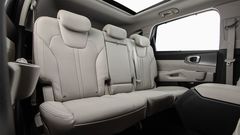 Hàng ghế thứ hai của KIA Sorento 2023 rộng rãi cho chiều cam 1m7 - 1m85