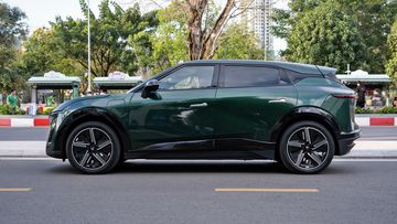 Với chiều rộng tổng thể vượt trội, VinFast VF 7 có phần thân xe khá bề thế