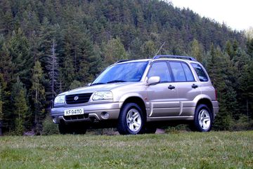 Grand Vitara ra đời năm 1998 là thế hệ tiền nhiệm của XL7