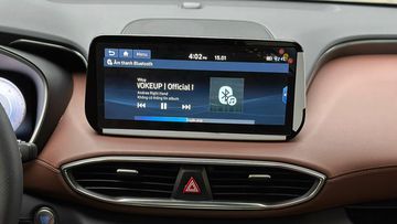 Hyundai SantaFe 2024 sở hữu màn hình giải trí cảm ứng cỡ lớn dạng Fly-Monitor đặt nổi với kích thước 10.25 inch