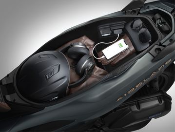 Honda Air Blade 160 2024 được trang bị cốp xe lớn, đèn chiếu sáng, USB loại A