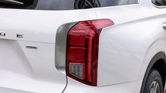 Đèn hậu LED chia ba khối trên Hyundai Palisade 2024 đồng bộ với thiết kế đèn pha