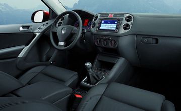 Nội thất của Tiguan thế hệ đầu được hoàn thiện với chất liệu tốt