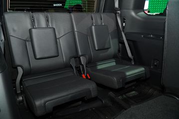 Hàng ghế thứ ba Toyota Land Cruiser Prado 2025 cũng có thể gập điện phẳng mang lại tiện ích cao cấp