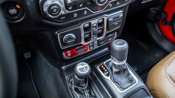 Cần số Jeep Gladiator 2023 cũng điều khiển thuần cơ khí, mang lại sự tin cậy