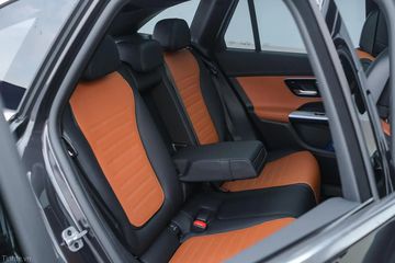 Hàng ghế sau được bố trí đầy đủ 3 tựa đầu, cùng bệ tỳ tay ở giữa