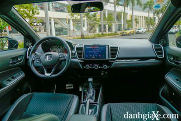 Khoang nội thất của City 2023 vẫn áp dụng ngôn ngữ thiết kế cứng cáp, trung tính kết hợp với một chút DNA thể thao từ những mẫu xe “đàn anh”