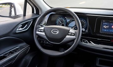 Vô lăng AION ES 2025 có thiết kế hình tròn với hai chấu cổ điển khá nhàm chán