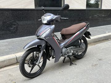 Yamaha Jupiter 2023 mang thiết kế hài hòa với các đường nét mềm mại ở khu vực đầu xe và yếm trước