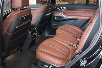Hàng ghế thứ hai của BMW X7 có thể điều chỉnh trượt ngang 14,5 cm.