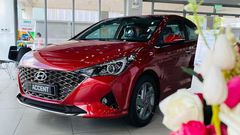 Phần đầu xe Hyundai Accent 1.4AT đặc biệt gây ấn tượng mạnh nhờ lưới tản nhiệt được mạ crom