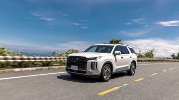 Hệ thống treo trên Hyundai Palisade 2024 chắc chắn trên các địa hình gồ ghề, hay khi vào cua