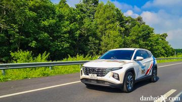 Ở chế độ lái Sport, vô-lăng của 2022 lại có độ nặng ngang bằng các mẫu xe sử dụng trợ lực dầu,