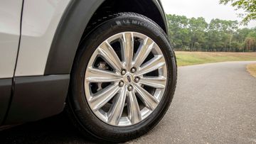 Ford Explorer trang bị mâm đúc 20 inch đi kèm thông số lốp 255/50 R20 mang đến trải nghiệm êm ái