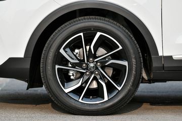 Bản LUX+ cao cấp được trang bị bộ vành 17 inch 05 chấu, sơn hai tông màu bắt mắt