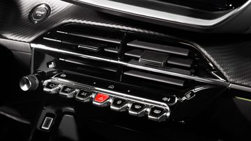 Các hốc gió Peugeot 2008 2025 cũng giữ nguyên thiết kế kết hợp với các phím piano quen thuộc