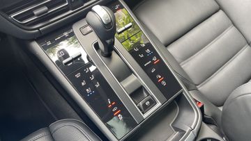 Khu vực cần số mang thiết kế sang trọng với các nút bấm bấm cảm ứng trên bề mặt nhựa có phần dễ bám vân tay. 