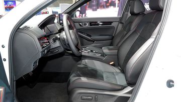 Hàng ghế trước Honda Civic 2025 tiếp tục duy trì sự rộng rãi và thoải mái
