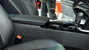 Toyota Camry 2025 cũng tiếp tục trang bị bệ tì tay được bọc da và tích hợp hốc để đồ trung tâm