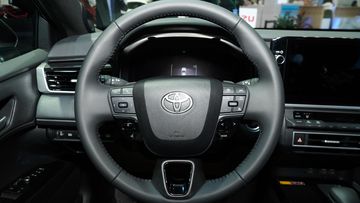 Vô lăng Toyota Camry 2025 thiết kế hiện đại hơn, tinh tế hơn