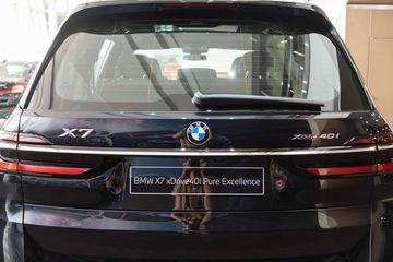 Cụm đèn hậu của BMW X7 2023 sử công nghệ full LED, tạo hiệu ứng thị giác nổi khối 3D rất bắt mắt.