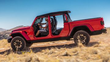 Cửa sổ Jeep Gladiator 2023 cũng có thể tháo rời, đề cao tính cơ động