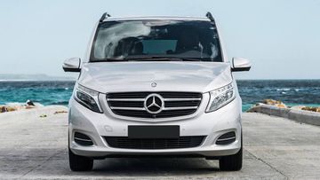 Ở phần đầu xe, lưới tản nhiệt của V250 Luxury sử dụng cấu trúc nan kép khỏe khoắn và cứng cáp.