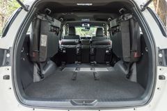 Hàng ghế thứ ba có thể gập sang 2 bên để mở rộng khoang hành lý