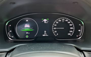 Bảng đồng hồ của Honda Accord 2023 được nâng cấp từ dạng analog truyền thống sang màn hình kỹ thuật số hiện đại cho độ hiển thị sắc nét