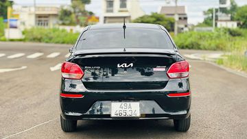 Phần đuôi của Kia Soluto 2024 mang đậm chất điệu đà với thiết kế chủ đạo là các đường nét tròn trịa