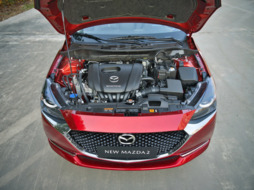Mazda2 2022 được trang bị động cơ xăng SkyActiv 1.5L, sản sinh công suất cực đại 110 mã lực tại 6.000 vòng/phút, mô men xoắn cực đại đạt 144 Nm tại 4.000 vòng/phút