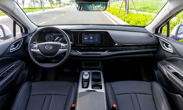 Nội thất AION ES 2025 bị tiết giảm về chất lượng và số lượng trở nên rời rạc, mất đi sự sang trọng