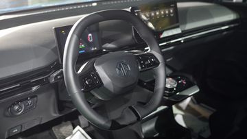 Trang trí bên trong MG4 EV 2024 khá đơn giản, và chỉ duy nhất 1 lựa chọn nội thất đen