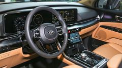 Vô lăng Kia Carnival 2024 theo kiểu truyền thống