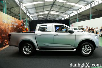 Thiết kế thân xe Isuzu D-Max 2021 mạnh mẽ và góc cạnh với các đường gân dập nổi khoét khá sâu