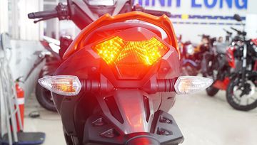 Đuôi xe thon gọn, vuốt nhọn cá tính, hài hòa với phần thân