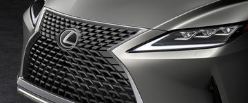 Lưới tản nhiệt và cụm đèn pha ở đầu xe Lexus RX350 2024