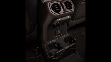 Hàng ghế sau Jeep Wrangler 2023 tiếp tục trang bị cửa gió điều hòa phía sau, giúp làm mát tốt hơn