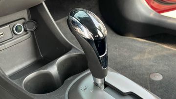 Cần số của Vinfast Fadil 2024 thế hệ mới được bọc da, kết hợp với ốp nhựa đen bóng