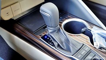 So sánh nhanh Toyota Camry 2020 và VinFast LUX A2.0 2020 37 toyota camry 2020 danhgiaxe 48 011809