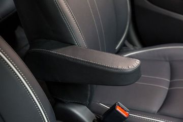 Bệ tỳ tay dành cho người lái trên Mitsubishi Attrage 2024