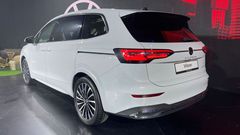 Đuôi xe Volkswagen Viloran 2024 có thiết kế sang trọng với đèn hậu kéo dài sang 2 bên, tăng khả năng quan sát cho các phương tiện khác 
