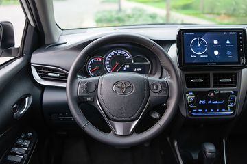 Vô lăng TOYOTA VIOS 2024 vẫn giữ thiết kế 3 chấu quen thuộc.