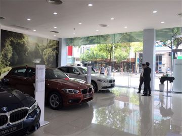 Khu vực trưng bày xe rộng rãi, trang hoàng tại BMW Nguyễn Văn Trỗi