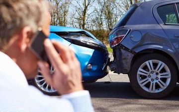 Khi xảy ra tai nạn, sự cố, bạn cần nhanh chóng gọi điện cho công ty bảo hiểm mà bạn tham gia