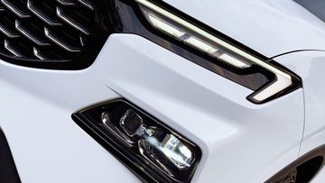 Cụm đèn pha trên mẫu C-SUV được đặt ở vị trí khá thấp và hơi thụt sâu vào trong, còn dải LED ban ngày đặt cao hơn